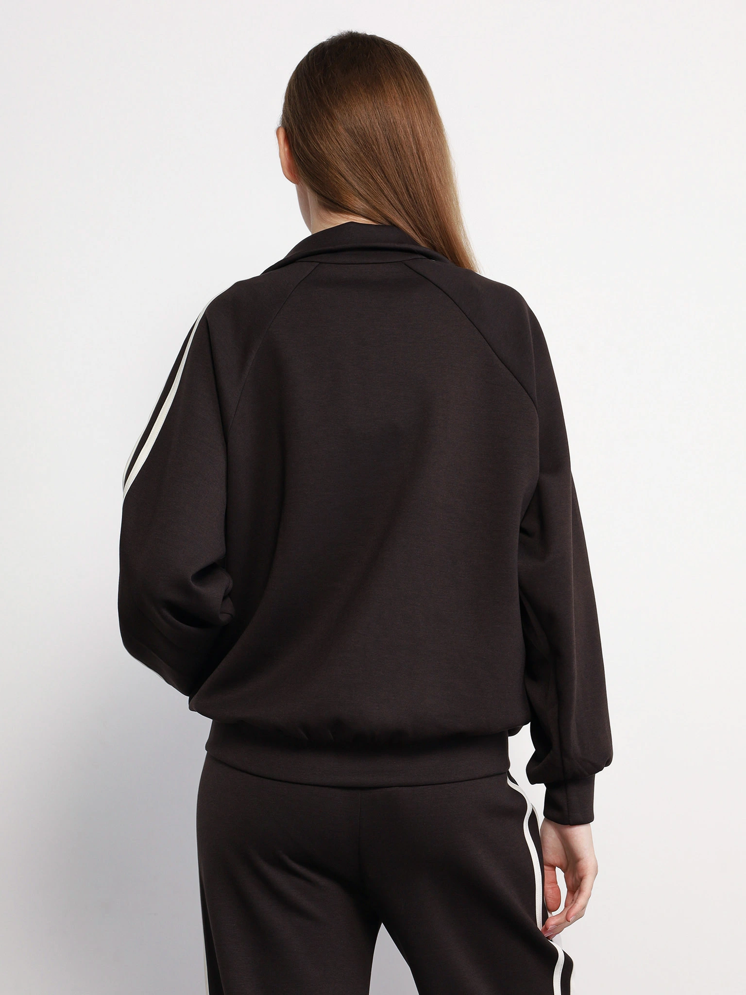 Куртка трикотажная темно-коричневого цвета прямого кроя